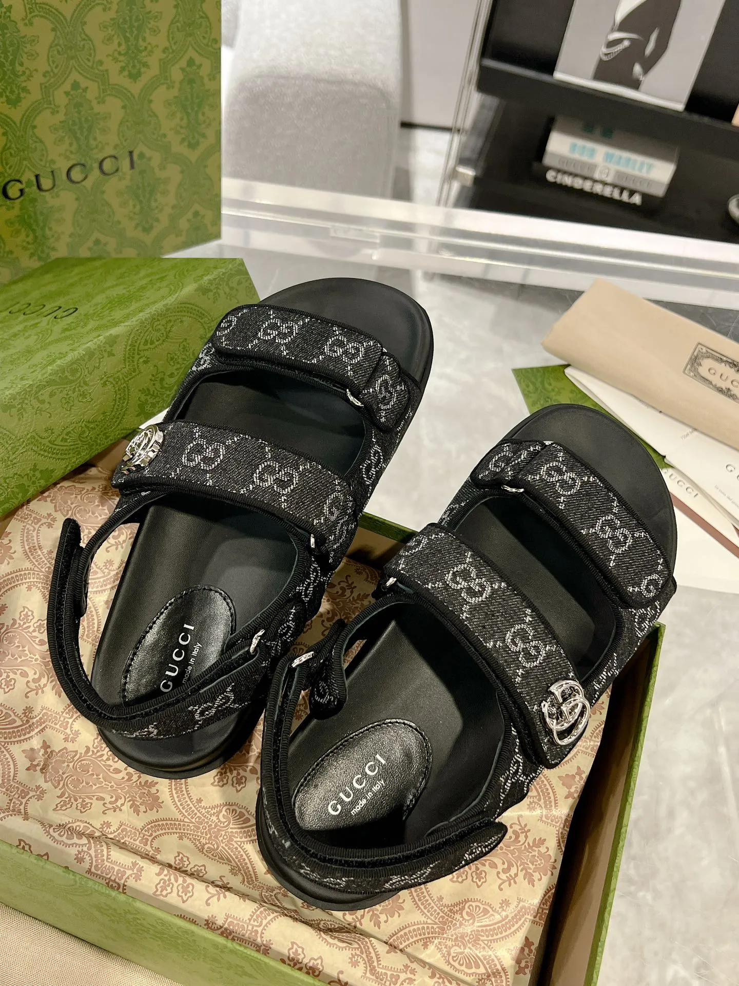 👟👟Ex-factory price 520👟👟 The latest Guccl24ss new product Double G women's Velcro sandals 😎 These flat sandals are designed with Velcro straps, which are modern and sporty, bringing comfort. This accessory is crafted from light blue and ivory white GG denim fabric. The upper straps are decorated with elegant Double G-shaped accessories, showing a unique style. Gucci’s classic presbyopic cloth surface…hot diamond surface…TPU non-slip outsole…ZP molded midsole feet…original metal buckle/rhinestone surface Code number: 35 to 42 (41.42 is custom-made and cannot be returned or exchanged)
